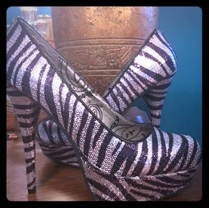 Zebra flashy pumps